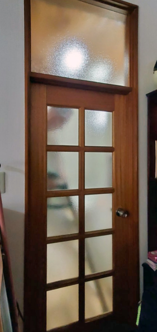 曇りガラスの入ったドア