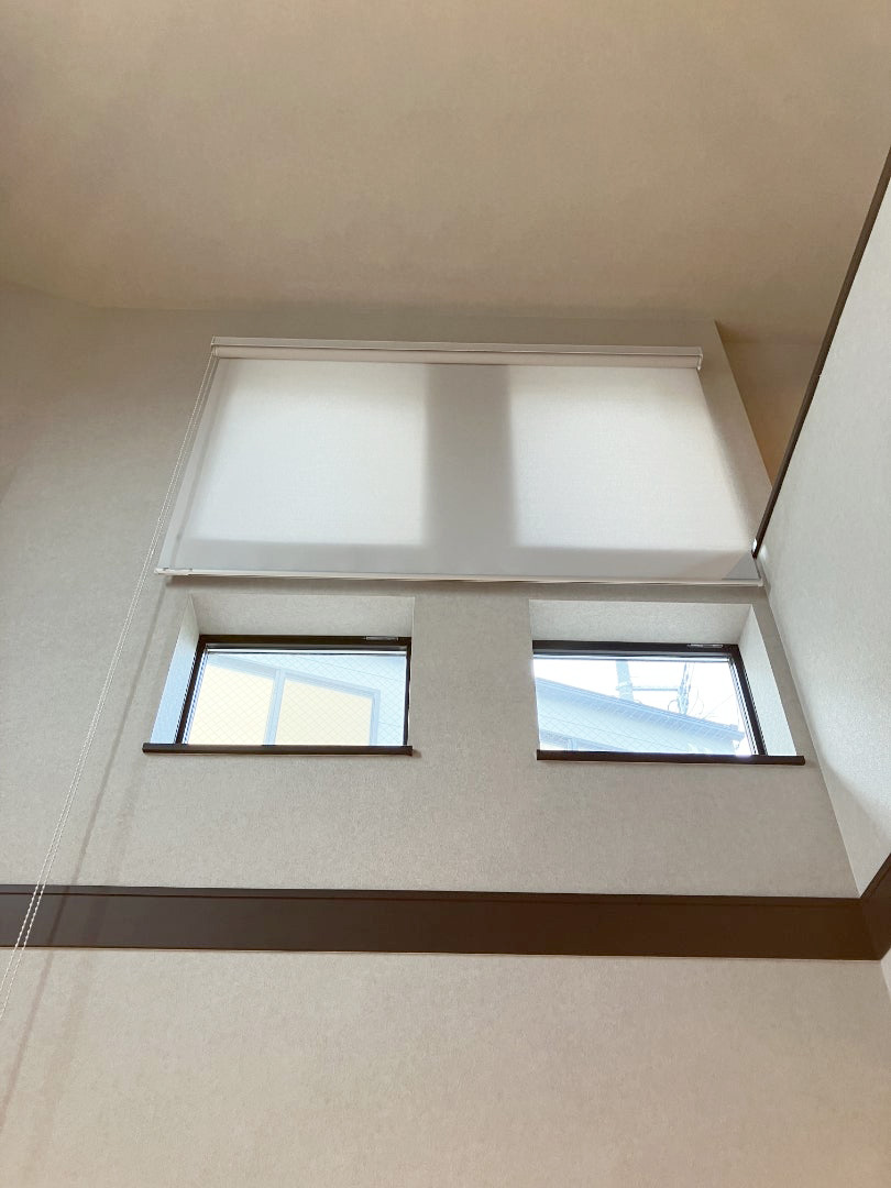 吹抜け遮光ロールスクリーン